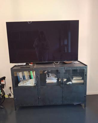 Mobile TV industriale in ferro e vetro