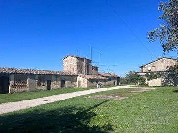Rustico / Casale di 1100 m² con più di 5 locali e 