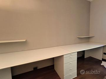 scrivania in legno, due postazioni