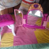 Specchio e sgabello per trucco