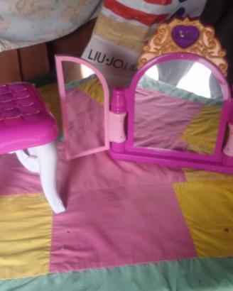 Specchio e sgabello per trucco
