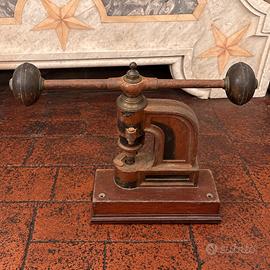 Antica pressa manuale da banco