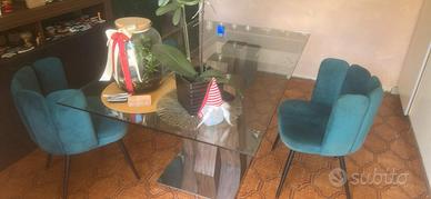 Tavolo di vetro e sedie