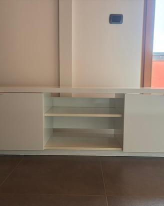 Mobile tv bianco con cassettoni e mensole