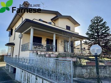 Villa di 256 m² con più di 5 locali e box auto dop