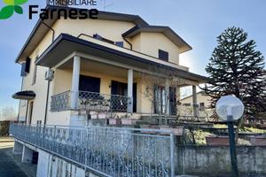 Villa di 256 m² con più di 5 locali e box auto dop