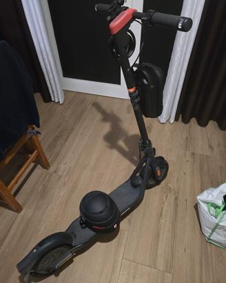 Ninebot Kickscooter F2 Segway Monopattino 