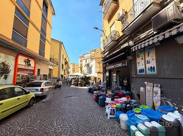 NEGOZIO A NAPOLI