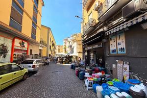 NEGOZIO A NAPOLI