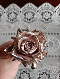 Graziosa rosa anticata in metallo