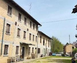 ENORME RUSTICO + Stalla su 9000mt2 Terreno