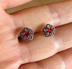 Orecchini a lobo vintage con strass rosso e perno