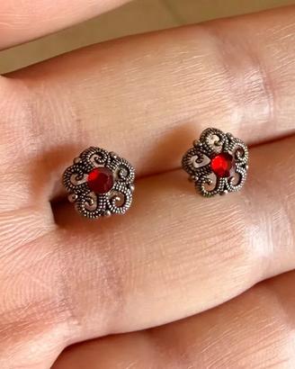 Orecchini a lobo vintage con strass rosso e perno