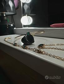 Set di bracciali oro e verde