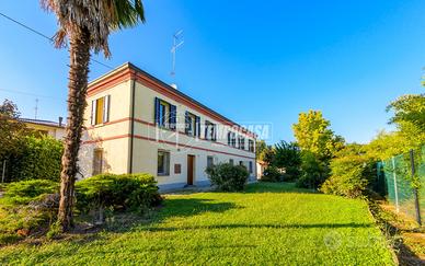 Villetta indipendente su 3 lati con giardino