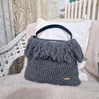 Borsa artigianale in lana grigia con frange
