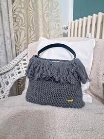 Borsa artigianale in lana grigia con frange