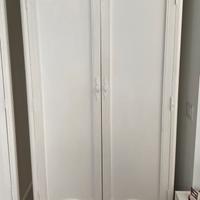 Coppia di mobili shabby in legno bianco