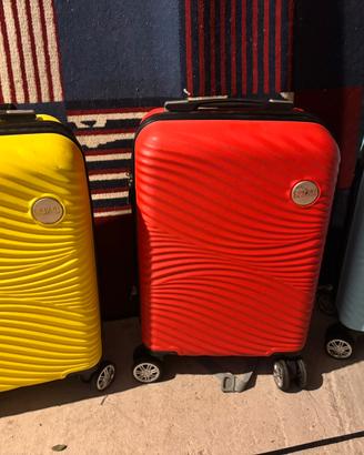 Tre trolley per bagaglio a mano o per bambini