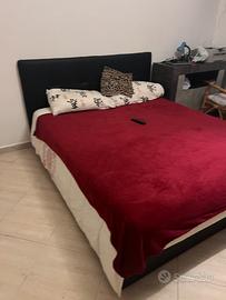 Letto contenitore in pelle nera