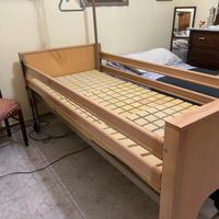 Letto elettrico da degenza con sponde regolabili