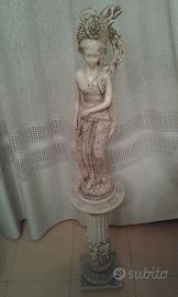Statua e colonna piantana.