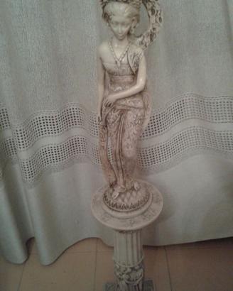 Statua e colonna piantana.