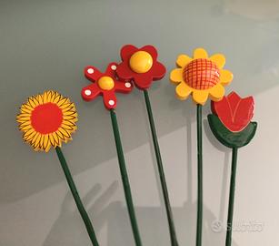 Fiori di legno dipinti a mano