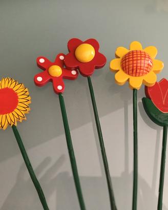 Fiori di legno dipinti a mano