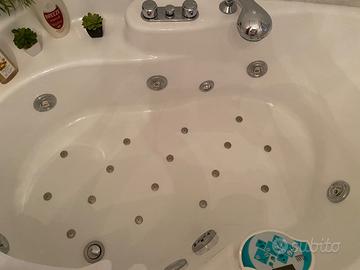 Vasca idromassaggio angolare