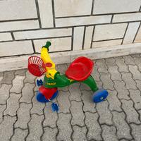 Triciclo giocattolo con pedali per bambini