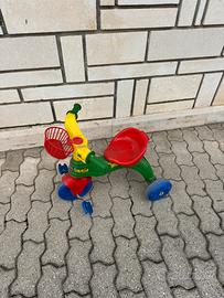 Triciclo giocattolo con pedali per bambini