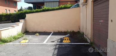 Posto auto esterno in area riservata con sbarra