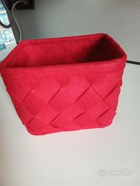 Cestino portaoggetti in feltro intrecciato.