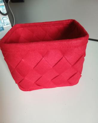 Cestino portaoggetti in feltro intrecciato.