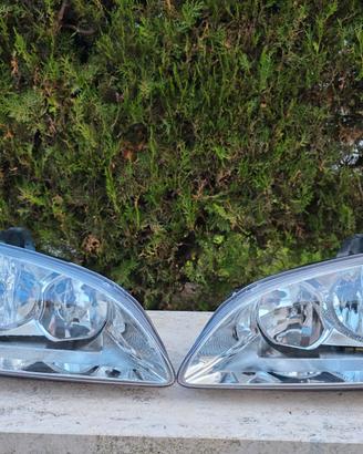 FOCUS MK2 fari anteriori con lampadine
