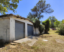 Vendesi terreno con due rustici