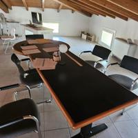 tavolo da riunione con sedie