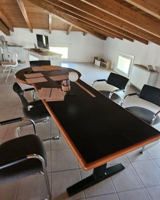 tavolo da riunione con sedie