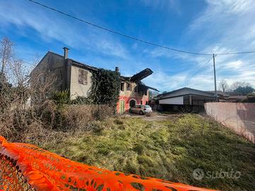 Rustici su due livelli da ristrutturare