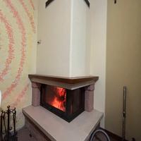 Rivestimento camino in legno massello e marmo