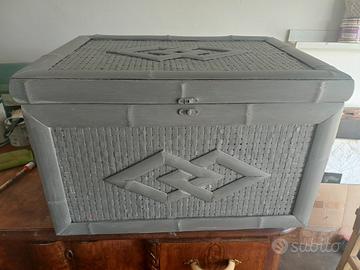 Baule in legno color grigio