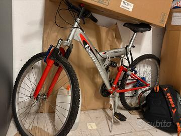 Bicicletta mountain bike