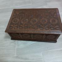 scatola  in cuoio intarsiato per cucito