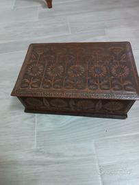 scatola  in cuoio intarsiato per cucito