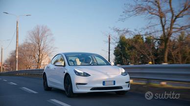 Tesla Model 3 AWD 2021 sedili bianchi e accessori