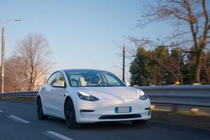 Tesla Model 3 AWD 2021 sedili bianchi e accessori