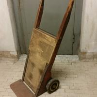 Vecchio carrello industriale