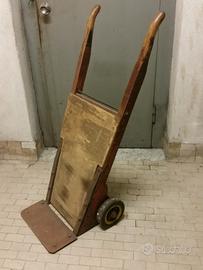 Vecchio carrello industriale