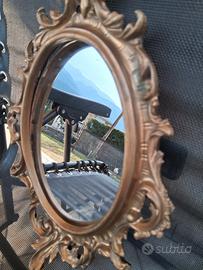 specchio ovale vintage in stile barocco o rococo"